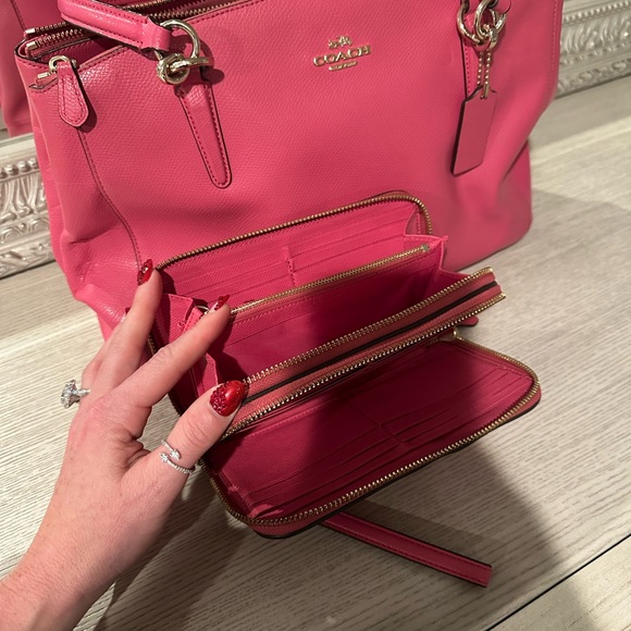 Pick Coach purse and matching wallet - Picture 2 of 9